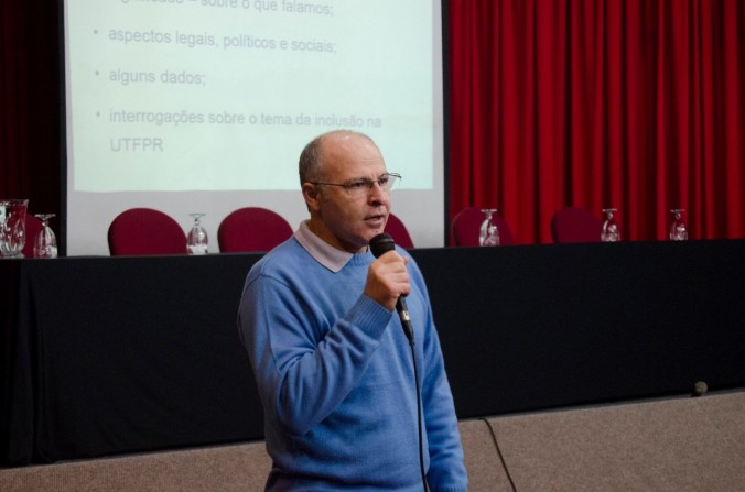 O professor Lino Trevisan: a universidade não consegue incluir os grupos vulneráveis socialmente - Foto: Flávia Cruz